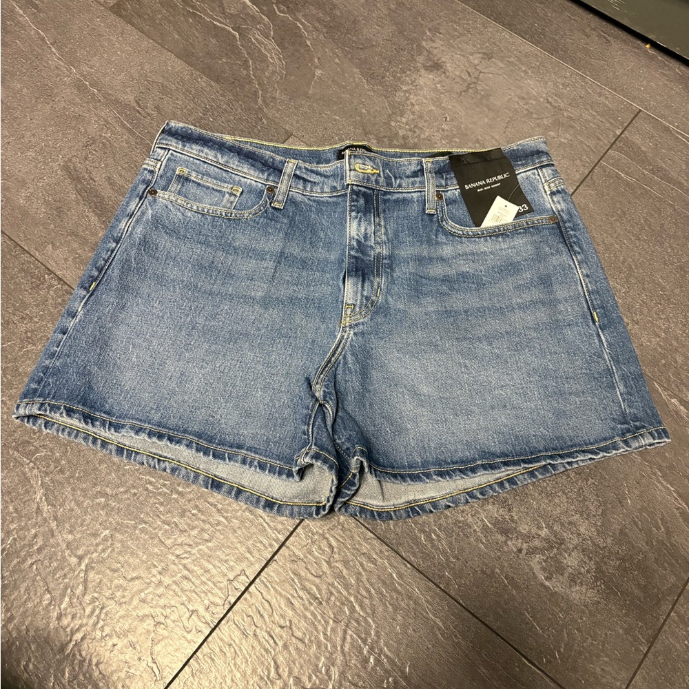 Women’s Banana Republic Blue mid- rise Denim Shorts, 33